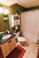 Cheerful Two Bdrm Cabin With Hot Tub & Pet Friendly