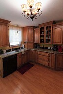 Cheerful Two Bdrm Cabin With Hot Tub & Pet Friendly