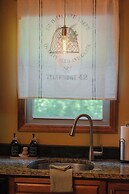 Cheerful Two Bdrm Cabin With Hot Tub & Pet Friendly