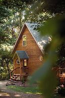 Cheerful Two Bdrm Cabin With Hot Tub & Pet Friendly