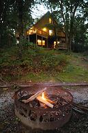 Cheerful Two Bdrm Cabin With Hot Tub & Pet Friendly