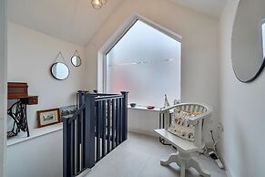 Modern Seaside Cottage - Sleeps 5