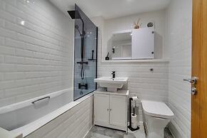 Modern Seaside Cottage - Sleeps 5