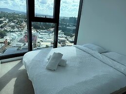 Luxury Apartments w Rooftop Pool CBD