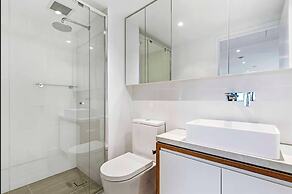 Luxury Apartments w Rooftop Pool CBD