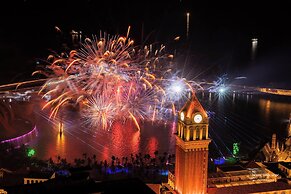 Skywave Apartment Firework Delight