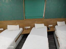 HOTEL CENTER POINT GUEST HOUSE