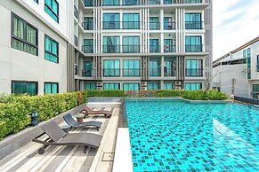 Chic Condo Near Shops & Nightlife C203