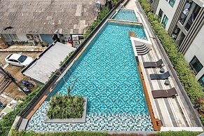 Chic Condo Near Shops & Nightlife C203