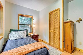 Hike, Fish & More: Cozy Cabin w/ Patio in Murphy!