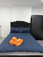 Studio - Sleeps 2 - Parking - Wifi