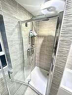 High END Spacious 4 Bed House - Free Parking