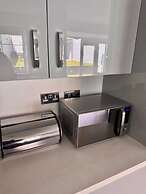 High END Spacious 4 Bed House - Free Parking