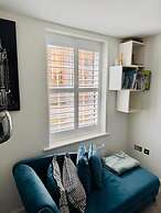 High END Spacious 4 Bed House - Free Parking
