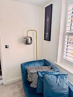 High END Spacious 4 Bed House - Free Parking