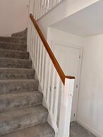High END Spacious 4 Bed House - Free Parking