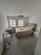 High END Spacious 4 Bed House - Free Parking