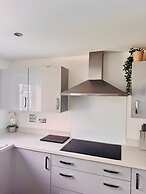 High END Spacious 4 Bed House - Free Parking