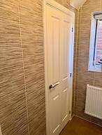 High END Spacious 4 Bed House - Free Parking