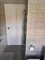 High END Spacious 4 Bed House - Free Parking