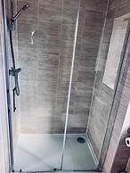 High END Spacious 4 Bed House - Free Parking
