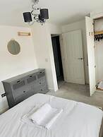 High END Spacious 4 Bed House - Free Parking