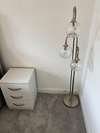High END Spacious 4 Bed House - Free Parking