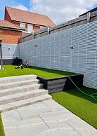 High END Spacious 4 Bed House - Free Parking
