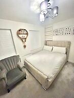 High END Spacious 4 Bed House - Free Parking