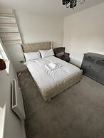High END Spacious 4 Bed House - Free Parking