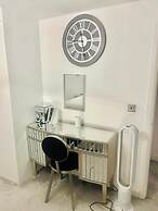 High END Spacious 4 Bed House - Free Parking