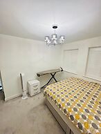 High END Spacious 4 Bed House - Free Parking