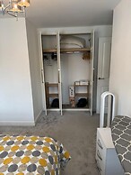 High END Spacious 4 Bed House - Free Parking