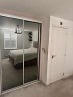 High END Spacious 4 Bed House - Free Parking