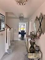 High END Spacious 4 Bed House - Free Parking