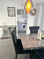 High END Spacious 4 Bed House - Free Parking