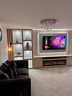 High END Spacious 4 Bed House - Free Parking