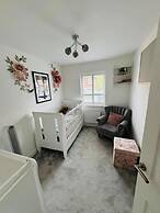 High END Spacious 4 Bed House - Free Parking