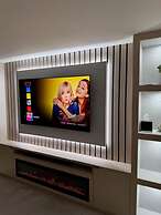 High END Spacious 4 Bed House - Free Parking