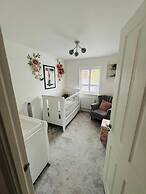High END Spacious 4 Bed House - Free Parking