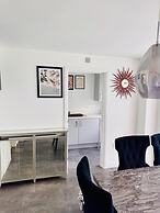 High END Spacious 4 Bed House - Free Parking
