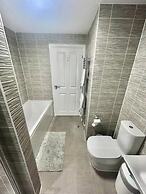 High END Spacious 4 Bed House - Free Parking