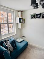 High END Spacious 4 Bed House - Free Parking
