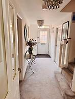 High END Spacious 4 Bed House - Free Parking