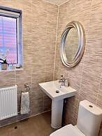 High END Spacious 4 Bed House - Free Parking