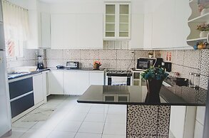 Casa Completa com 3 su tes Wi-fi e Smart Lock