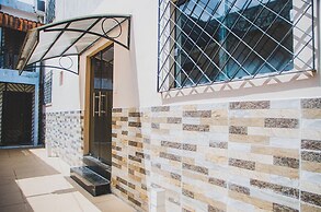 Casa Completa com 3 su tes Wi-fi e Smart Lock