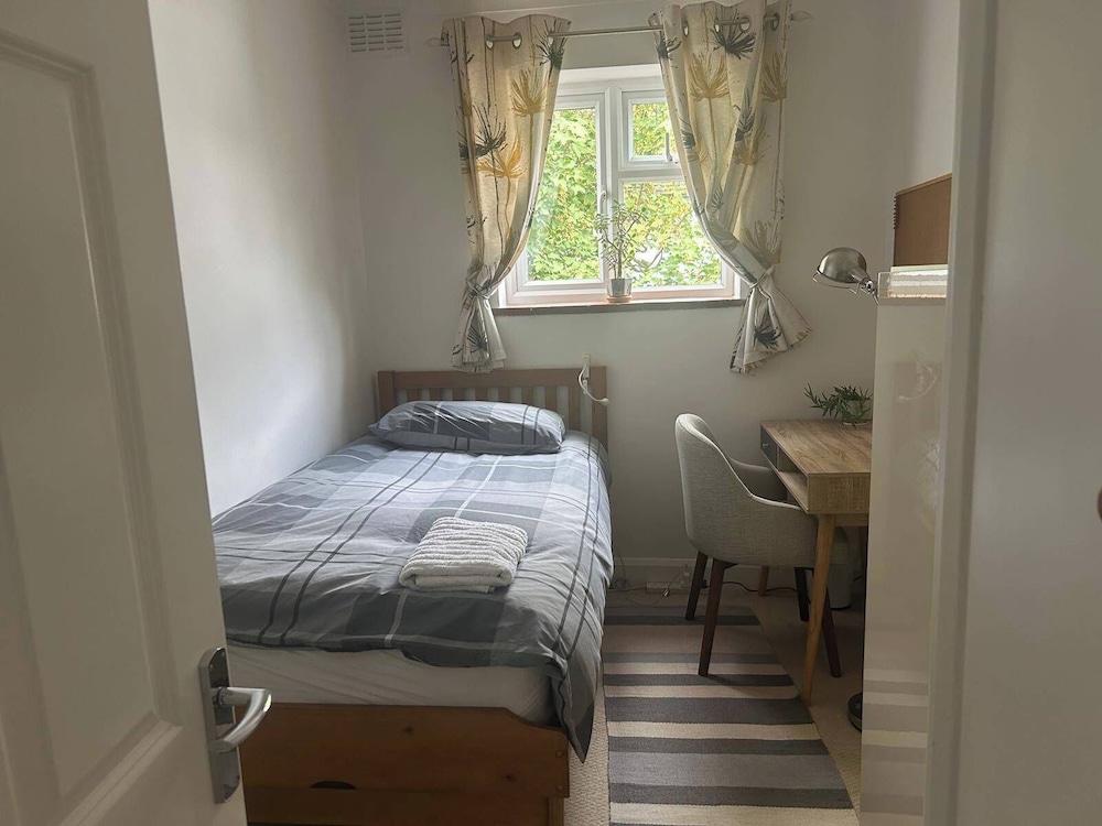 Homely 2-bed Apartment - Sleeps 3 & Parking