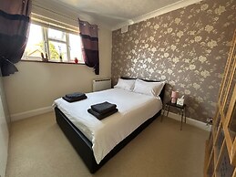 Homely 2-bed Apartment - Sleeps 3 & Parking