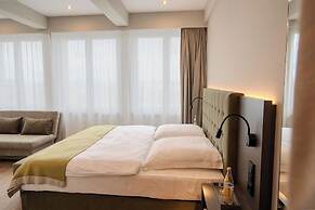 East Five Hotel